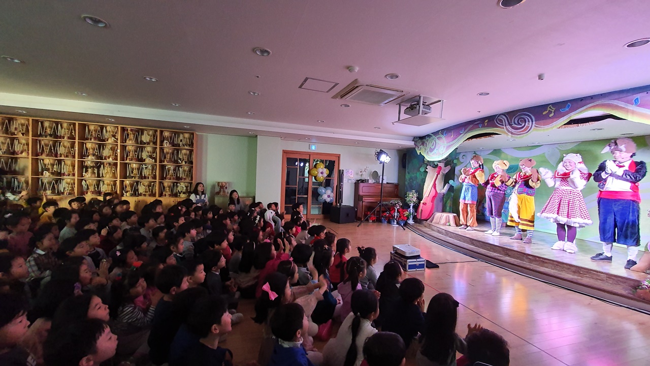 깃털피리 용인 예성유치원 공연 (1).jpg