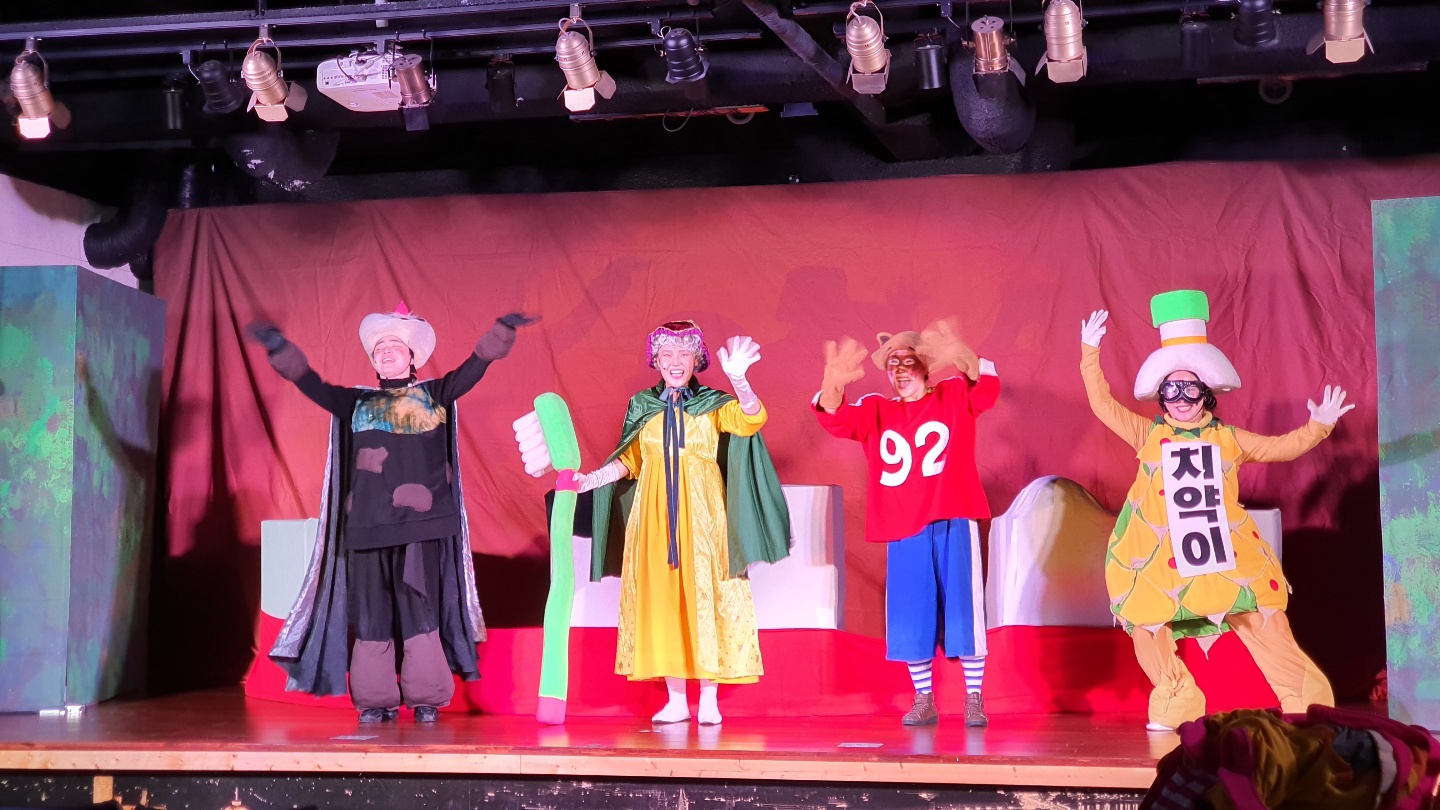 진주정글어더벤처 입냄새왕 구리구리 공연 (1).jpg