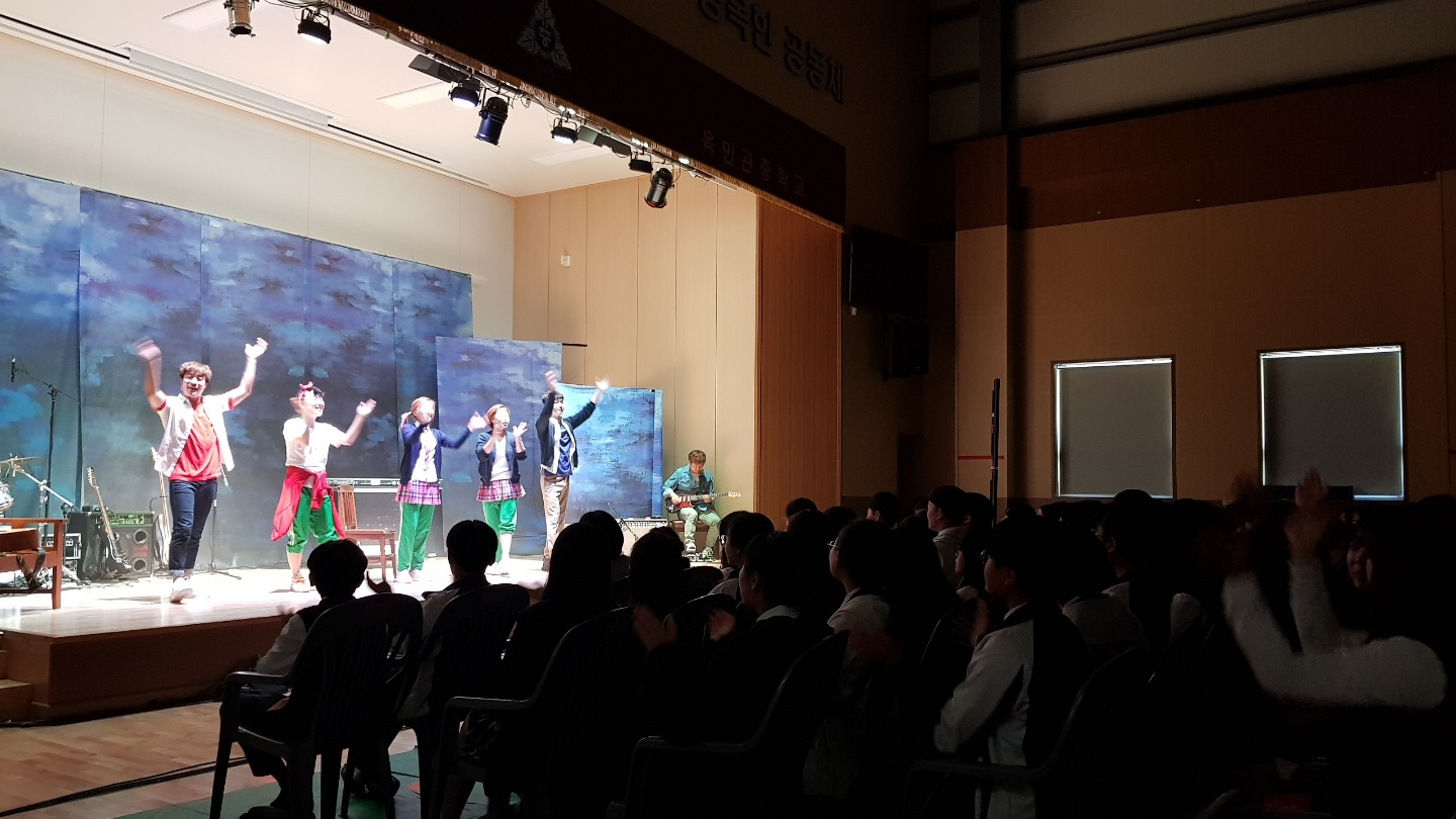 락뮤지컬_의자뺏기_육민관중학교 (4).jpg