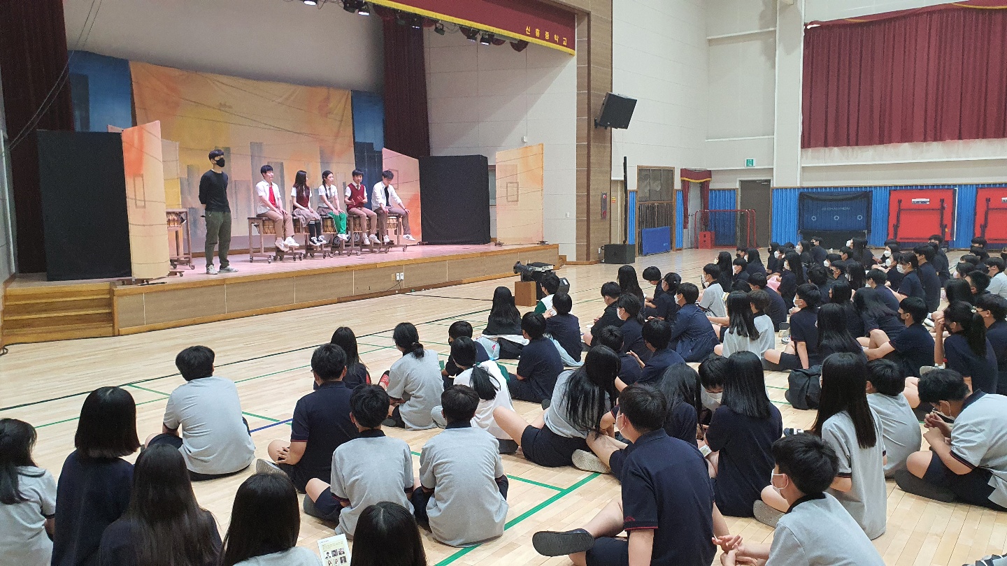 포항신흥중학교_관객과의대화.jpg